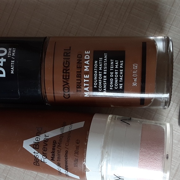 Assorted make up stuff,foundation ,eye brow , - Picture 3 of 4